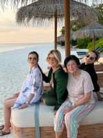 Loredana Groza, alături de mama ei, Leonida Groza, de fiica ei Elena și de o prietenă apropiată/ Foto: Instagram