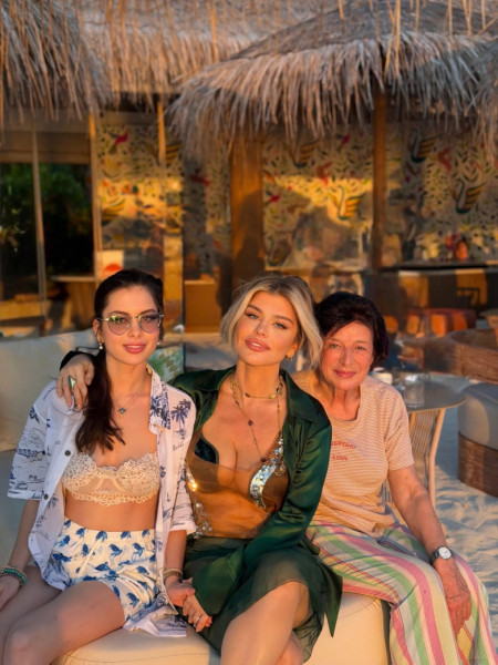 Loredana Groza, alături de mama ei, Leonida Groza, și de fiica ei Elena/ Foto: Instagram