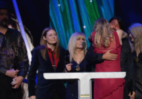 Courtney Love îi cere lui Dave Grohl să pună capăt cu adevărat conflictului lor de acum 30 de ani: „Fii bărbat!”