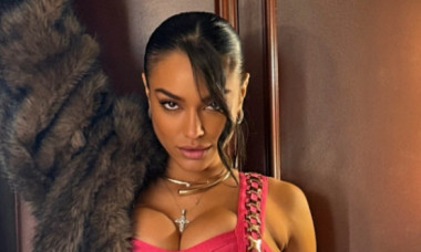 Karmen își arată latura de femeie fatală. Rochie mini strălucitoare, despicături îndrăznețe și o atitudine care spune tot