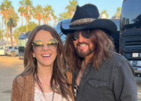 Billy Ray Cyrus și Elizabeth Hurley, sărut pasional la Festivalul Stagecoach. Reacția fiului actriței, Damian, a devenit virală