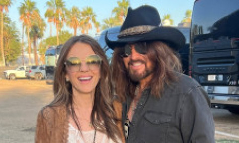Billy Ray Cyrus și Elizabeth Hurley, sărut pasional la Festivalul Stagecoach. Reacția fiului actriței, Damian, a devenit virală