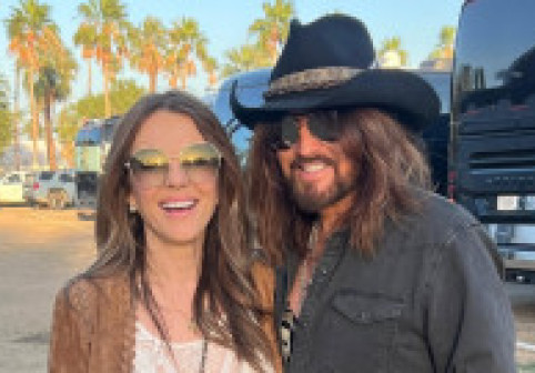 Billy Ray Cyrus și Elizabeth Hurley, sărut pasional la Festivalul Stagecoach. Reacția fiului actriței, Damian, a devenit virală