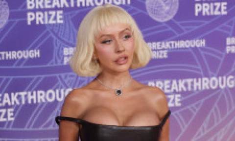 Christina Aguilera, seducătoare într-o rochie din piele cu un decolteu amețitor. Arată impecabil după ce a slăbit 22 de kilograme