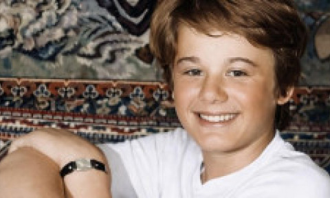 Îl recunoști? Așa arăta când era copil unul dintre cei mai îndrăgiți artiști din România