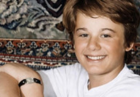 Îl recunoști? Așa arăta când era copil unul dintre cei mai îndrăgiți artiști din România