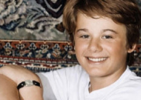 Îl recunoști? Așa arăta când era copil unul dintre cei mai îndrăgiți artiști din România