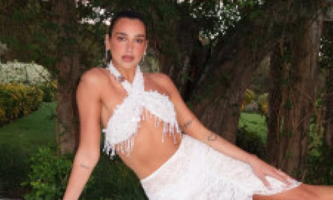 Dua Lipa, apariție spectaculoasă înainte de nuntă. A purtat diamante de peste 300.000 de dolari la petrecerea burlăcițelor