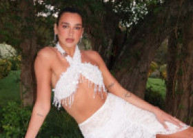 Dua Lipa, apariție spectaculoasă înainte de nuntă. A purtat diamante de peste 300.000 de dolari la petrecerea burlăcițelor