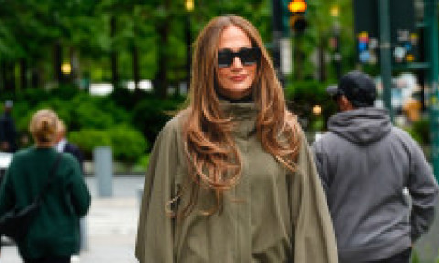 Jennifer Lopez, declarație de stil pe străzile din NYC. Colanți trei sferturi, sandale cu toc și geantă de 50.000 de dolari