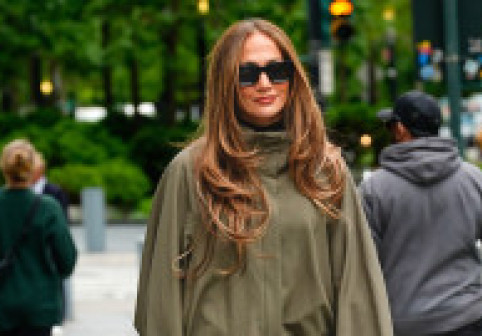 Jennifer Lopez, declarație de stil pe străzile din NYC. Colanți trei sferturi, sandale cu toc și geantă de 50.000 de dolari