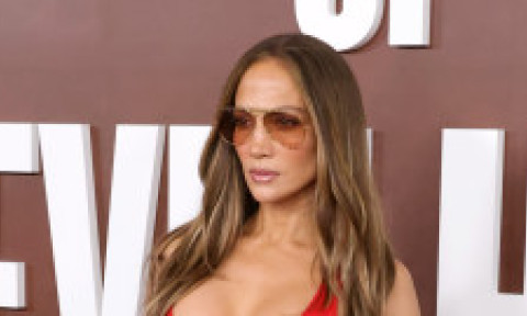Jennifer Lopez, șarmantă într-o rochie roșie foarte decoltată, în stil Baywatch. „Fără filtre. O frumusețe naturală”