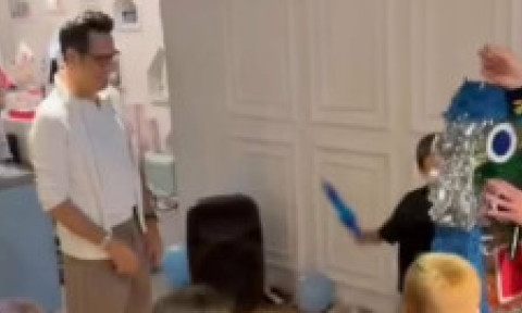 Ștefan Bănică, total implicat la petrecerea de ziua mezinului său. Tată mândru și zâmbitor lângă puștiul lui de 7 ani