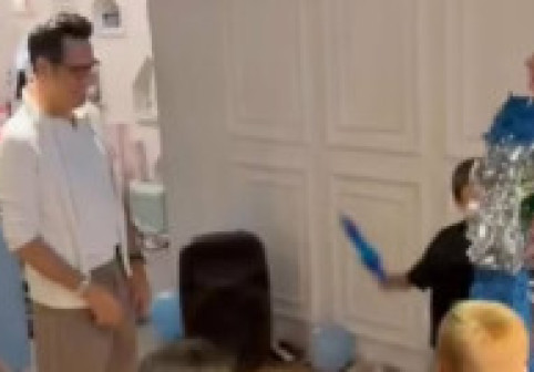 Ștefan Bănică, total implicat la petrecerea de ziua mezinului său. Tată mândru și zâmbitor lângă puștiul lui de 7 ani