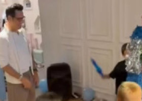 Ștefan Bănică, total implicat la petrecerea de ziua mezinului său. Tată mândru și zâmbitor lângă puștiul lui de 7 ani