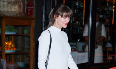 Taylor Swift, în rochie mini de 400 $, la cină în NYC. Viitoarea mireasă, lăudată pentru ținuta aleasă: „Cu gândul la nuntă”