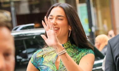 Dua Lipa, look de mii de euro pe străzile din Londra. A atras toate privirile cu o rochie îndrăzneață și o poșetă extravagantă