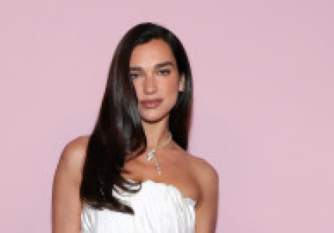 Dua Lipa și Callum Turner s-au căsătorit! Cântăreața a fost imaginea eleganței la cununia civilă din Londra