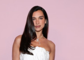Dua Lipa și Callum Turner s-au căsătorit! Cântăreața a fost imaginea eleganței la cununia civilă din Londra