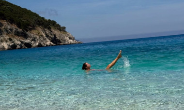 Raluka a dat startul verii în Grecia, alături de iubit. În costum de baie roz, și-a etalat silueta în apele turcoaz din Kefalonia