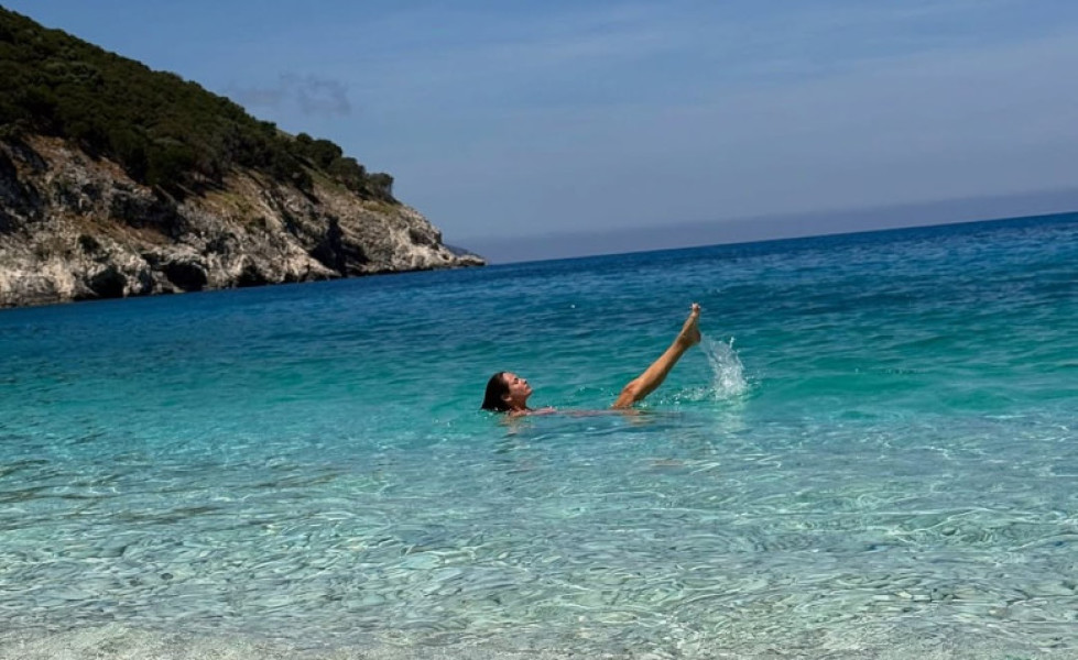 raluka in costum de baie in grecia (4)