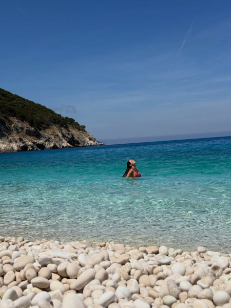 raluka in costum de baie in grecia (2)