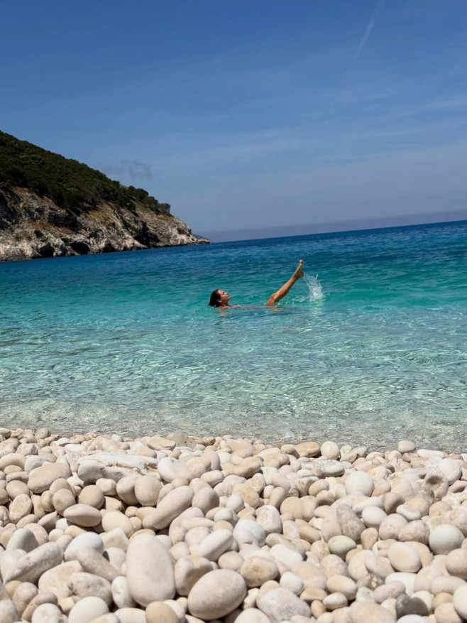 raluka in costum de baie in grecia (4)