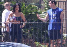 Sport și plimbare, apoi o nuntă de trei zile. Dua Lipa și Callum Turner, surprinși în Palermo înainte de petrecerea lor ca-n povești