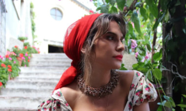 Anna Lesko, escapadă în Italia ca o ședință foto de revistă. Artista de 47 de ani, superbă în bluză decoltată și fustă cu volane