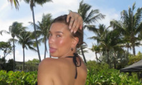 Hailey Bieber, un costum de baie roz și o înghețată care se topește în soarele din Palm Springs. Soția lui Justin, naturală și senzuală