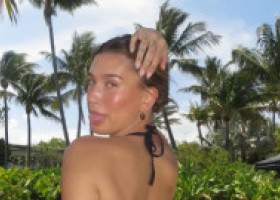 Hailey Bieber, un costum de baie roz și o înghețată care se topește în soarele din Palm Springs. Soția lui Justin, naturală și senzuală