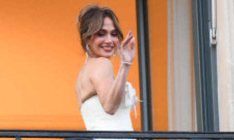 „Regina decolteului” la Paris. Jennifer Lopez, apariție super șic la Săptămâna Modei: moment de divă în balconul hotelului
