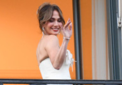 „Regina decolteului” la Paris. Jennifer Lopez, apariție super șic la Săptămâna Modei: moment de divă în balconul hotelului