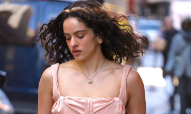 Rosalia, un spectacol pe străzile din New York. Rochia mini cu pene și trenă lungă a atras privirile tuturor