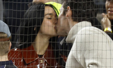 Luna de miere nu s-a terminat pentru ei! Dua Lipa și Callum Turner, sărut pasional în tribunele unui meci de baseball