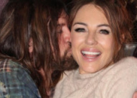 Elizabeth Hurley și Billy Ray Cyrus, logodiți după un an și jumătate de iubire. Actrița de 61 de ani, surprinsă cu un inel impresionant