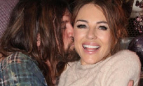 Elizabeth Hurley și Billy Ray Cyrus, logodiți după un an și jumătate de iubire. Actrița de 61 de ani, surprinsă cu un inel impresionant