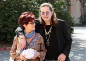 Merge zilnic la mormântul starului rock pe care l-a iubit 40 de ani. Ultimele ore din viața lui: "M-a rugat să-l țin strâns în brațe"