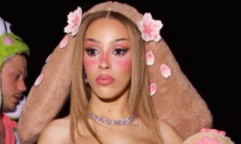 Doja Cat nu se ferește de costumațiile care stârnesc discuții. Cum a apărut îmbrăcată la petrecerea de ziua ei