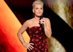 Pink, ironie savuroasă după ce a fost criticată pentru cum arată fără machiaj: "Arăt HOT!" Cum a fost fotografiată artista