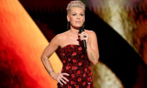 Pink, ironie savuroasă după ce a fost criticată pentru cum arată fără machiaj: "Arăt HOT!" Cum a fost fotografiată artista