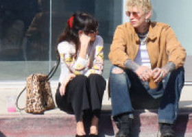 Dakota Johnson și MGK, tot mai apropiați. Actrița și fostul iubit al lui Megan Fox au o chimie puternică: "Este fericită"