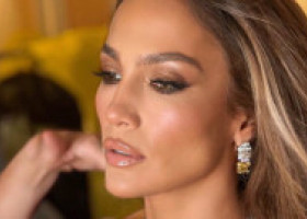 J.Lo le "dă peste nas" celor care o critică pentru ținutele ei: "De ce e mereu dezbrăcată? Nu se îmbracă toată lumea așa?"