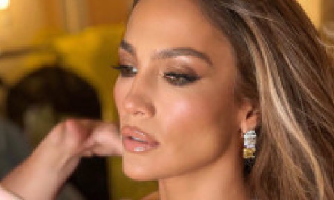 J.Lo le "dă peste nas" celor care o critică pentru ținutele ei: "De ce e mereu dezbrăcată? Nu se îmbracă toată lumea așa?"