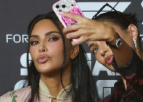 Păr albastru electric, dinți negri, piercinguri. Kim Kardashian s-a transformat în fiica ei de 13 ani, North West, de Halloween