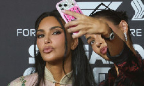 Păr albastru electric, dinți negri, piercinguri. Kim Kardashian s-a transformat în fiica ei de 13 ani, North West, de Halloween