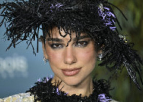 Dua Lipa, departe de ținutele îndrăznețe pe care le poartă pe scenă. A uimit cu eleganța ei la o gală în NYC