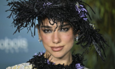 Dua Lipa, departe de ținutele îndrăznețe pe care le poartă pe scenă. A uimit cu eleganța ei la o gală în NYC