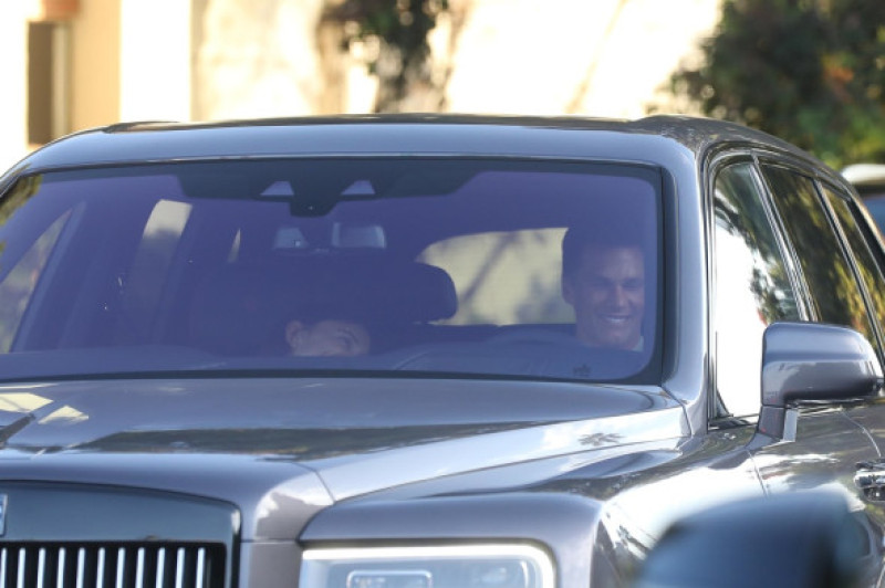 *PREMIUM-EXCLUSIVE* Irina Shayk spotted with Tom Brady in an intimate affair