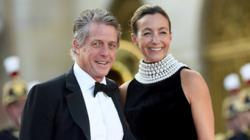 Hugh Grant și soția cu 20 de ani mai tânără, super eleganți la Versailles. Ea e singura femeie care l-a convins pe actor să se însoare